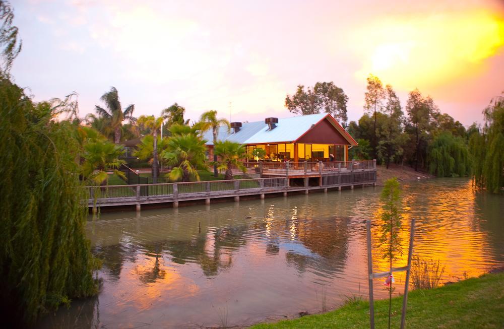 Perricoota Vines Retreat Hotel Moama Luaran gambar