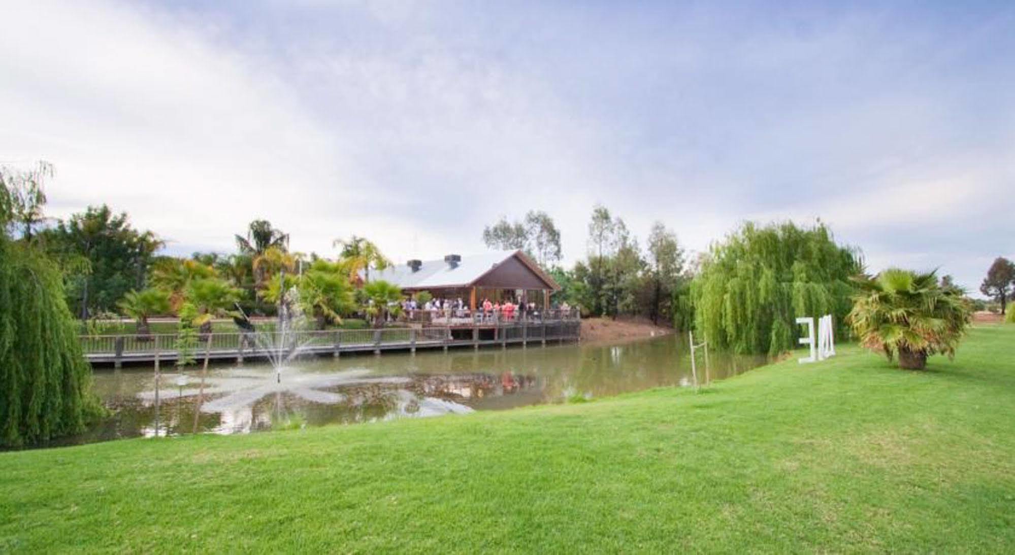 Perricoota Vines Retreat Hotel Moama Luaran gambar